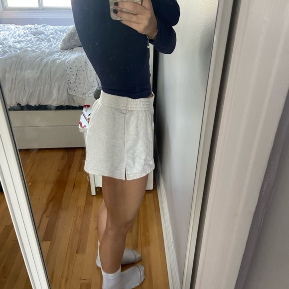 Tna Airy boyfriend sweat shorts - Picture 3 of 3